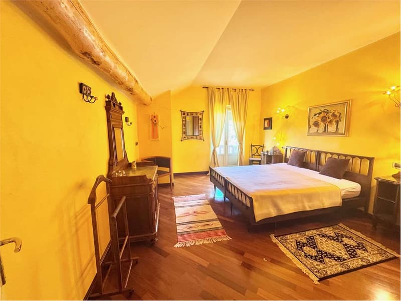 Curata villa in stile Liberty a Valganna in una posizione tranquilla e (8)
