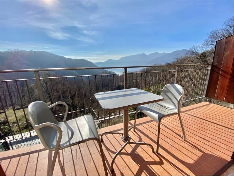 Curata porzione di casa bifamiliare con fantastica vista lago (12)