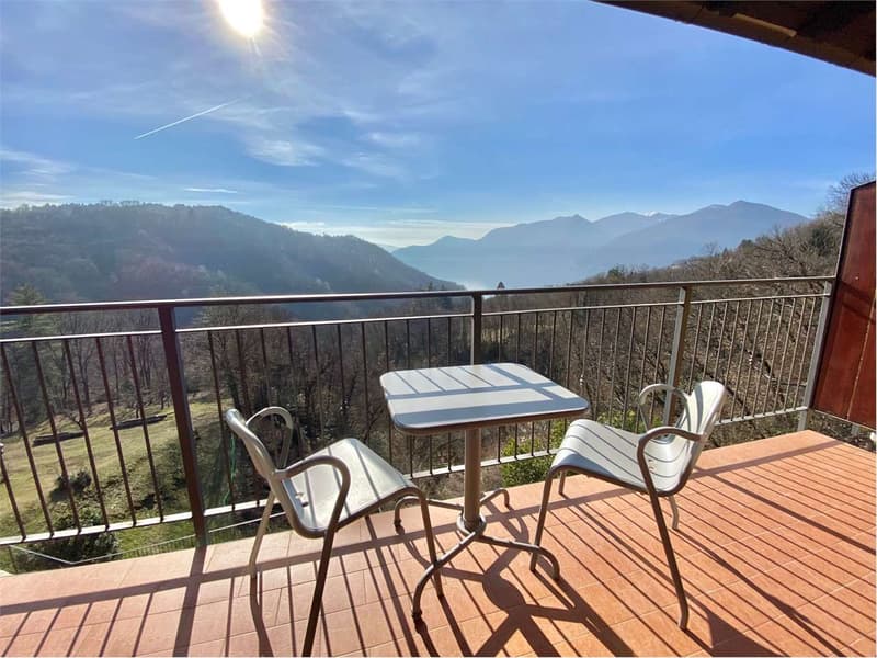 Curata porzione di casa bifamiliare con fantastica vista lago (13)