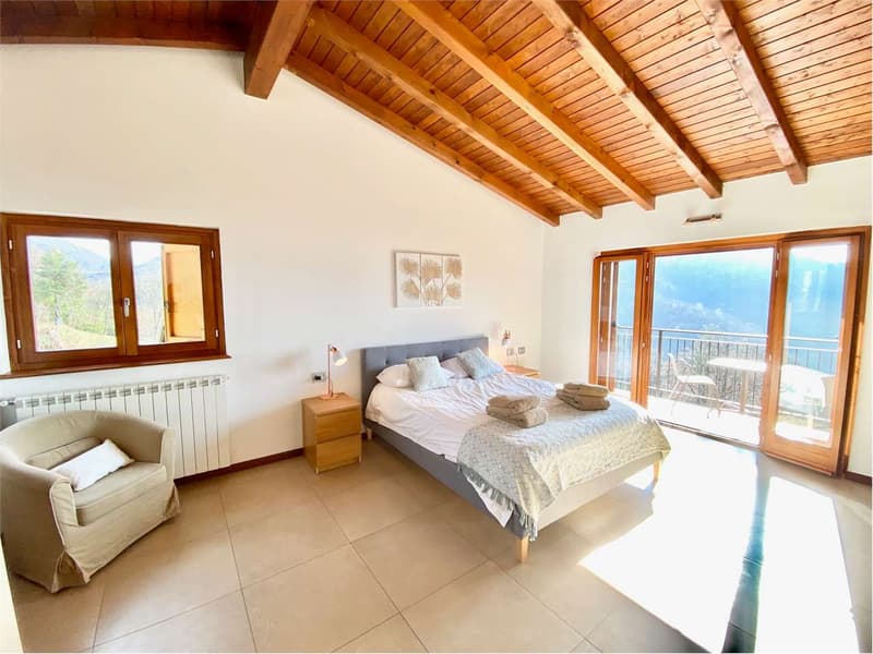 Curata porzione di casa bifamiliare con fantastica vista lago (7)