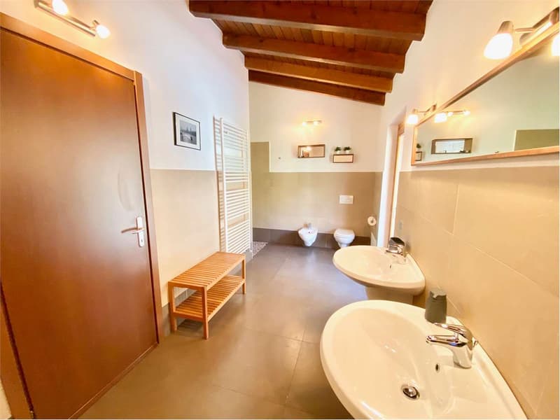 Curata porzione di casa bifamiliare con fantastica vista lago (10)