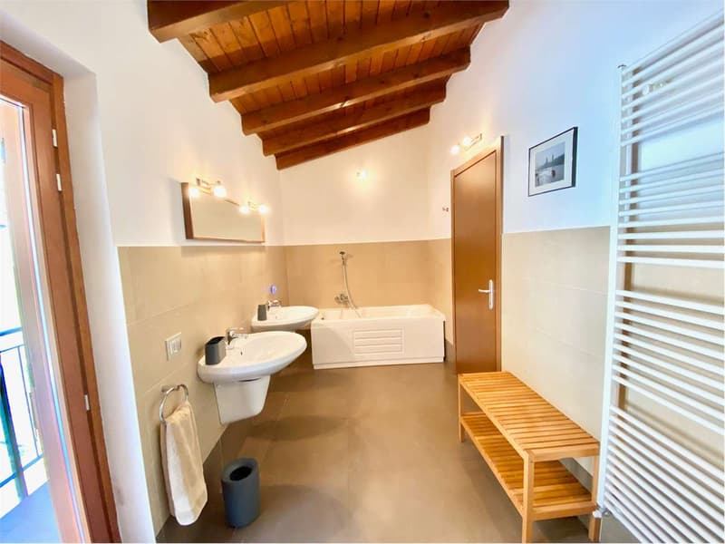 Curata porzione di casa bifamiliare con fantastica vista lago (11)