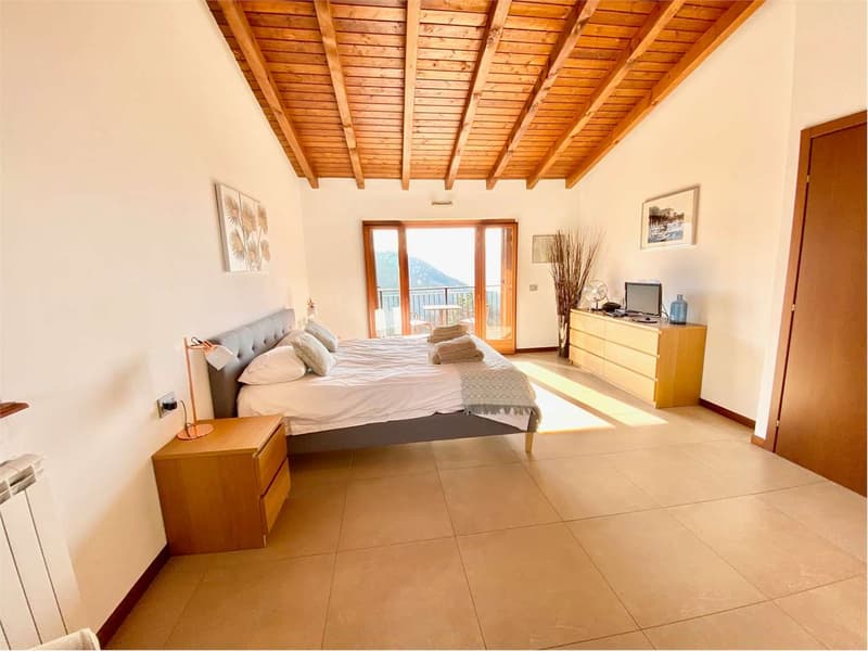 Curata porzione di casa bifamiliare con fantastica vista lago (6)