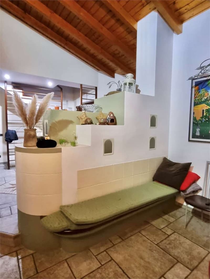 Villa molto curata in posizione tranquilla e soleggiata con bel terren (5)