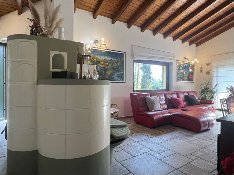 Villa molto curata in posizione tranquilla e soleggiata con bel terren (2)