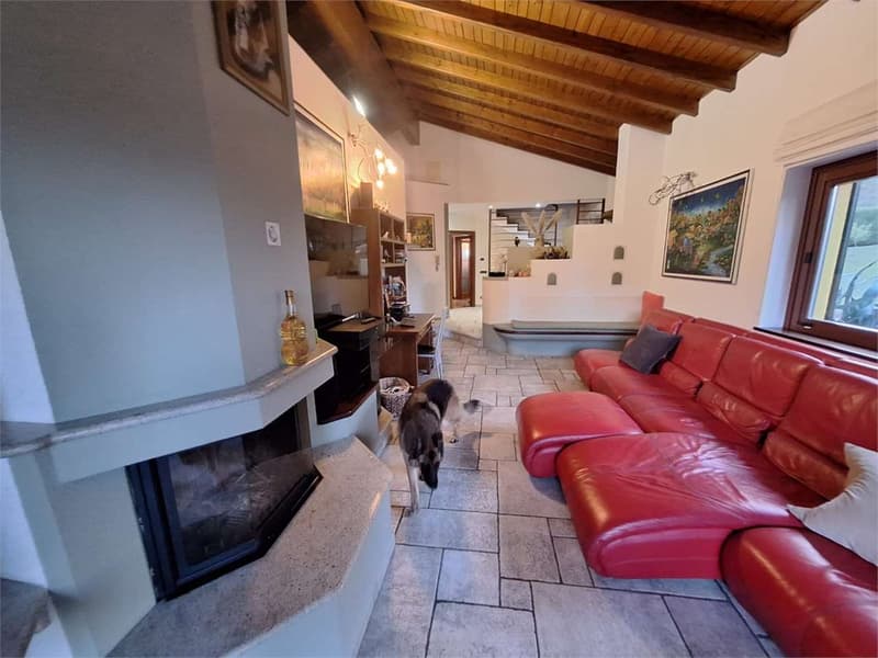 Villa molto curata in posizione tranquilla e soleggiata con bel terren (4)