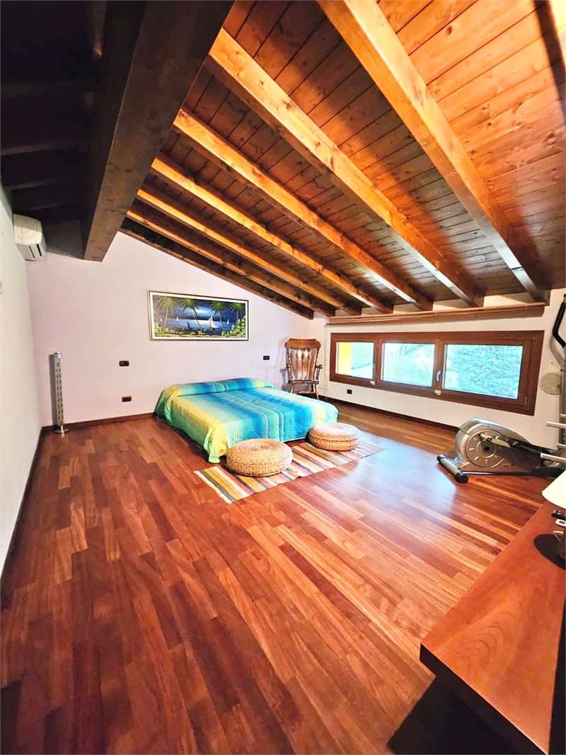 Villa molto curata in posizione tranquilla e soleggiata con bel terren (10)