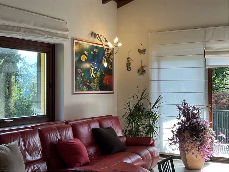 Villa molto curata in posizione tranquilla e soleggiata con bel terren (3)
