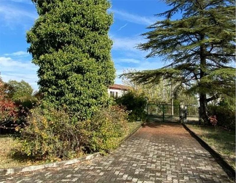 Chalet in una posizione tranquilla e soleggiata con bel terreno (13)