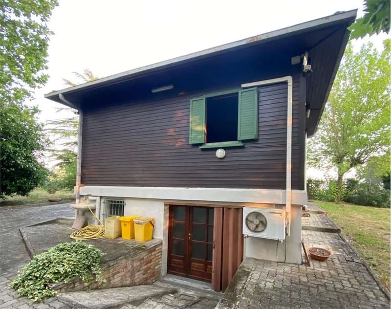 Chalet in una posizione tranquilla e soleggiata con bel terreno (12)