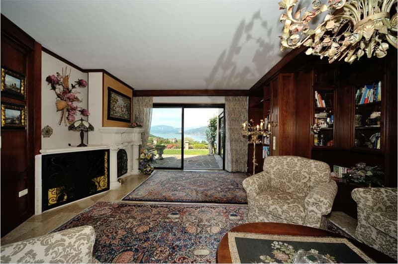 Ampia e signorile villa con piscina interna e con splendida vista lago (10)