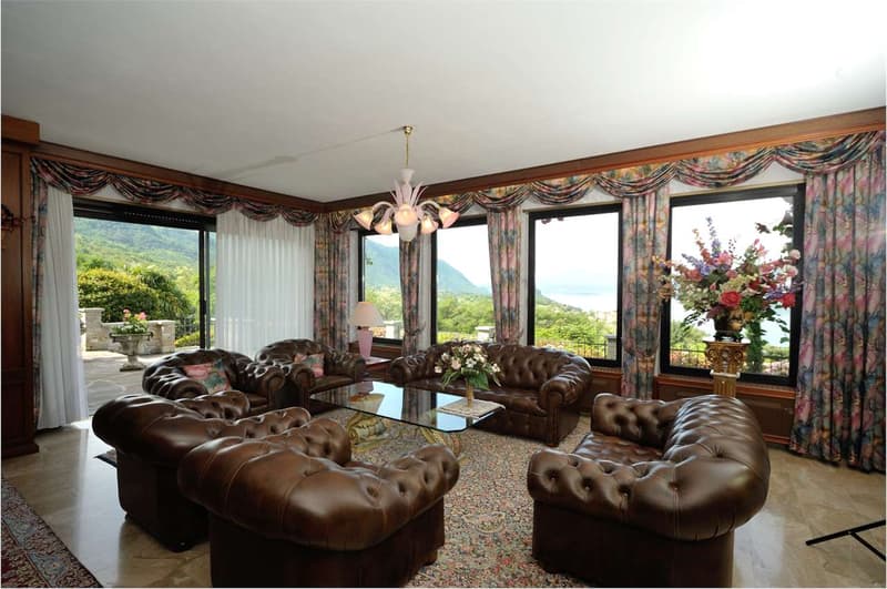 Ampia e signorile villa con piscina interna e con splendida vista lago (7)