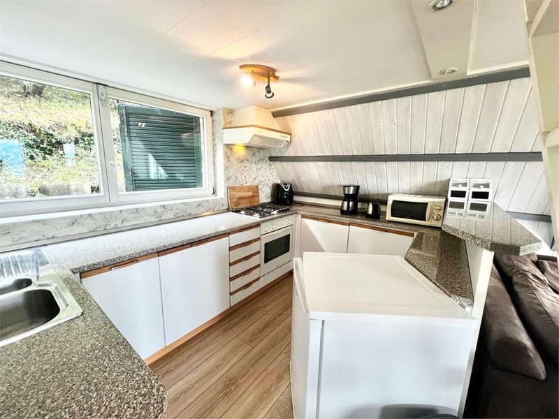 Curata casa vacanze con ampia terrazza, giardino e vista lago (6)