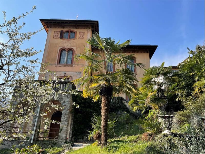 Grande e ben mantenuta villa in stile Liberty in posizione tranquilla (2)