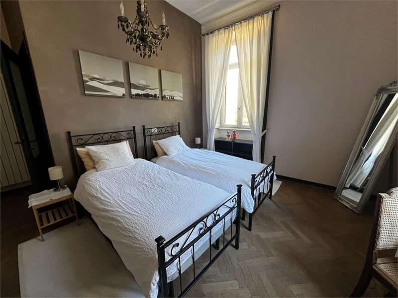 Grande e ben mantenuta villa in stile Liberty in posizione tranquilla (7)