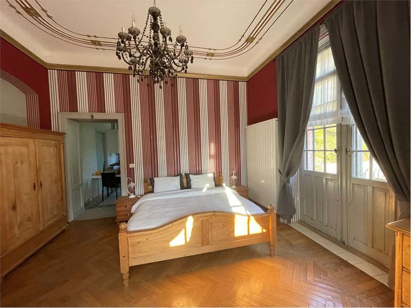 Grande e ben mantenuta villa in stile Liberty in posizione tranquilla (9)