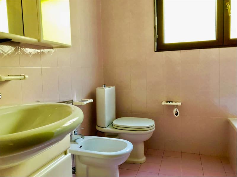 Grande e curata villa in posizione soleggiata e tranquilla con splendi (12)