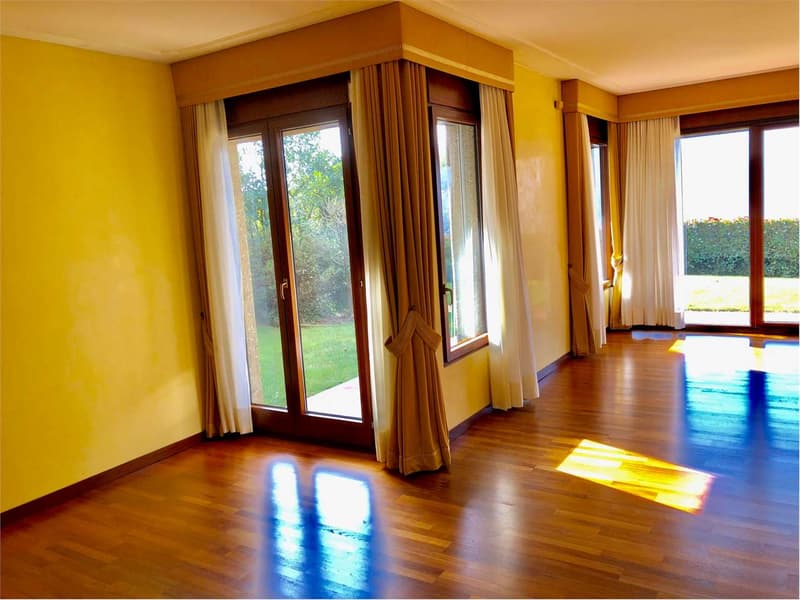 Grande e curata villa in posizione soleggiata e tranquilla con splendi (7)