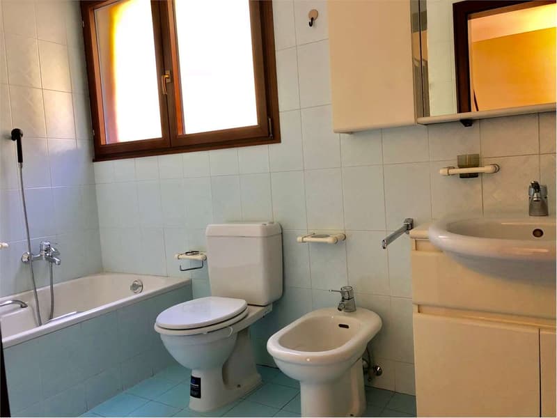 Grande e curata villa in posizione soleggiata e tranquilla con splendi (11)