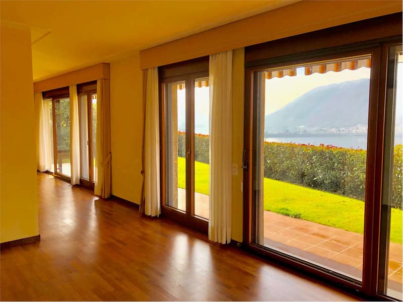 Grande e curata villa in posizione soleggiata e tranquilla con splendi (3)