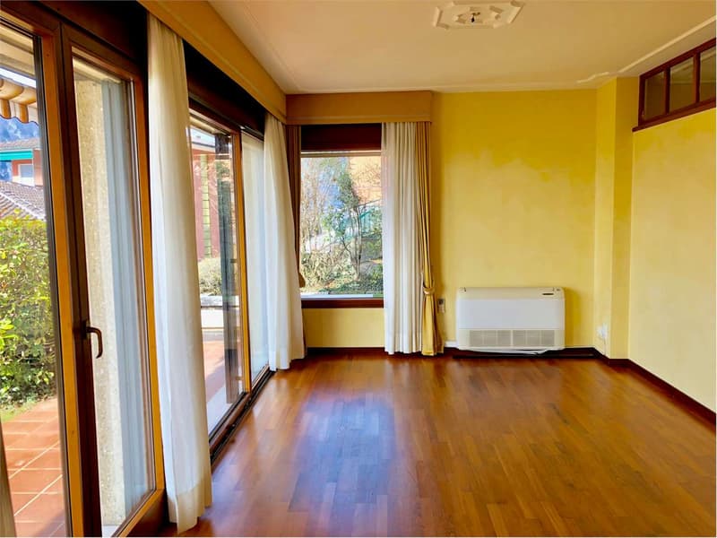 Grande e curata villa in posizione soleggiata e tranquilla con splendi (4)