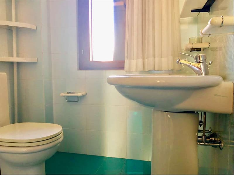 Grande e curata villa in posizione soleggiata e tranquilla con splendi (13)