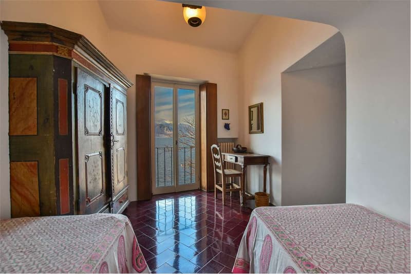 DIRETTAMENTE SUL LAGO! Villa esclusiva in posizione tranquilla e soleg (11)