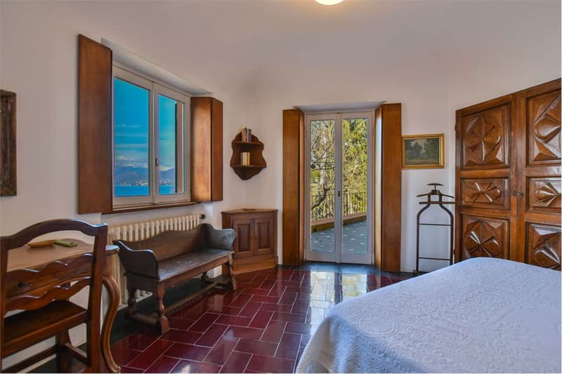 DIRETTAMENTE SUL LAGO! Villa esclusiva in posizione tranquilla e soleg (13)