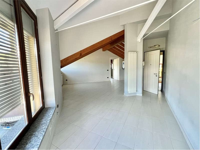 Appartamento mansardato completamente ristrutturato con ampia terrazza (7)