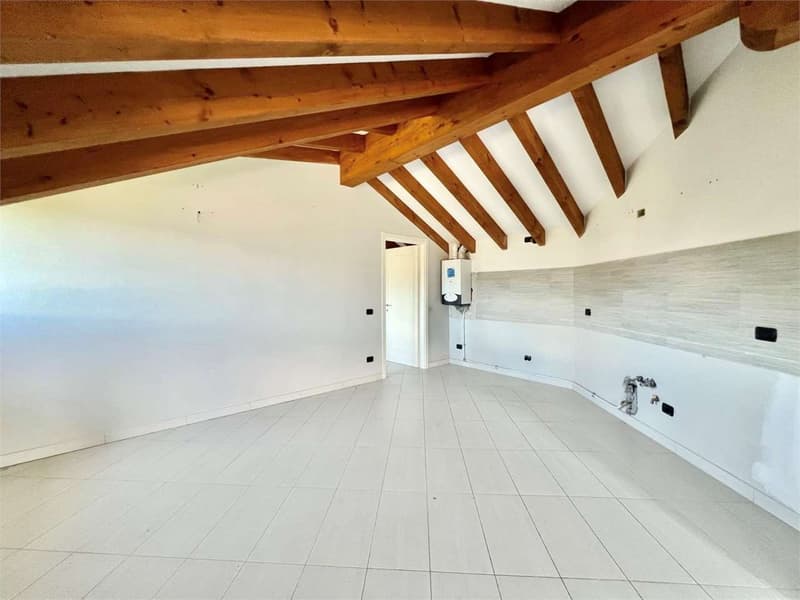 Appartamento mansardato completamente ristrutturato con ampia terrazza (8)