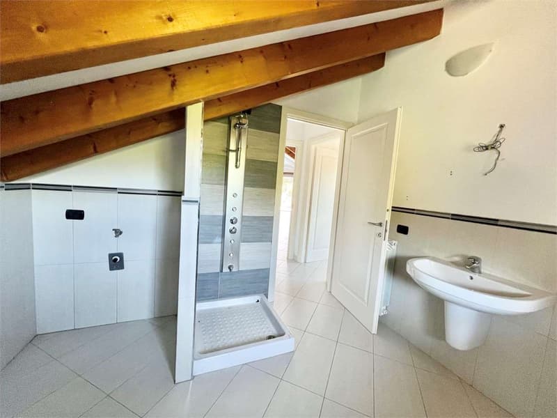 Appartamento mansardato completamente ristrutturato con ampia terrazza (11)
