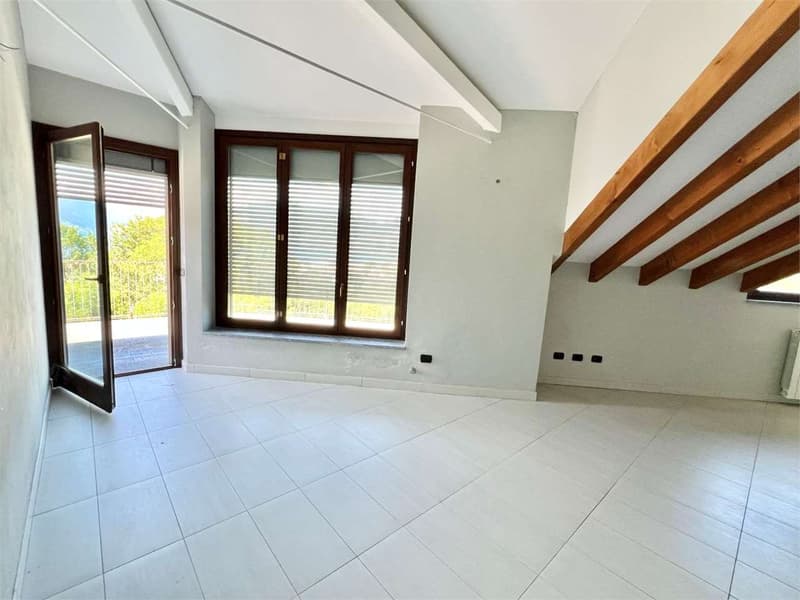 Appartamento mansardato completamente ristrutturato con ampia terrazza (9)