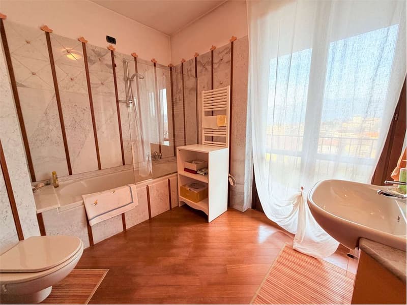 Villa d'angolo molto curata in posizione centrale con giardino e vista (7)