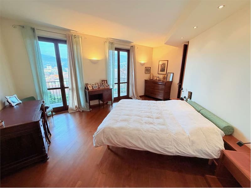 Villa d'angolo molto curata in posizione centrale con giardino e vista (12)