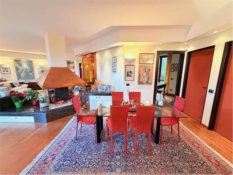 Villa d'angolo molto curata in posizione centrale con giardino e vista (5)