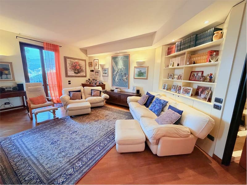 Villa d'angolo molto curata in posizione centrale con giardino e vista (8)