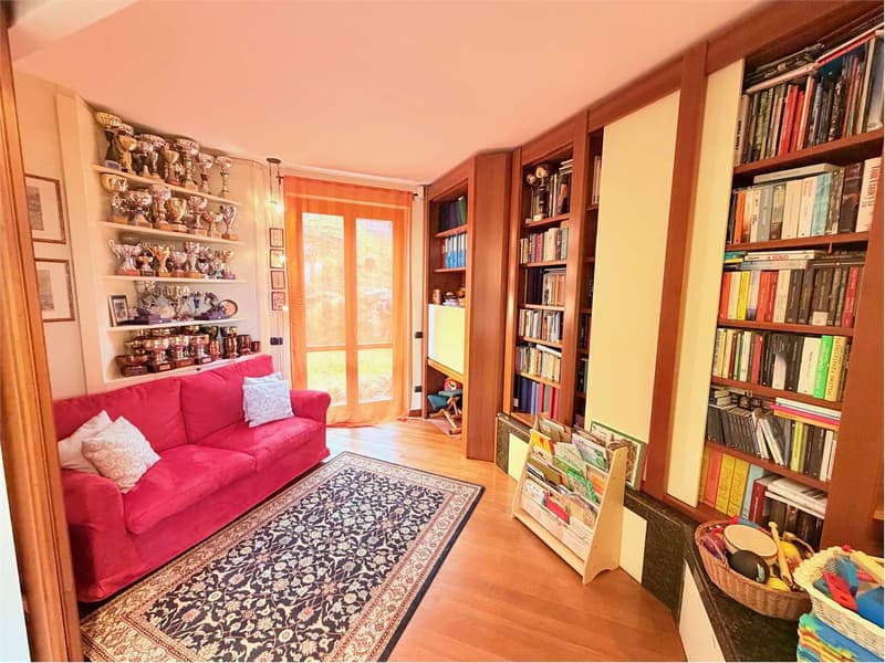 Villa d'angolo molto curata in posizione centrale con giardino e vista (10)