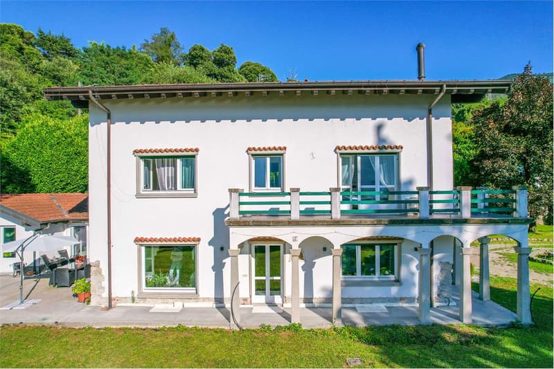 Curata villa con dependance, a pochi passi dal lago con splendida vist (12)