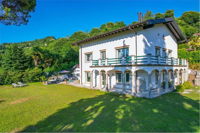 Curata villa con dependance, a pochi passi dal lago con splendida vist (10)