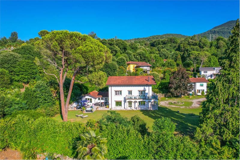 Curata villa con dependance, a pochi passi dal lago con splendida vist (6)