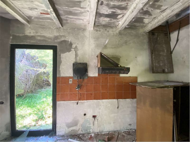 Casa di campagna da ricostruire in posizione isolata con ampio terreno (6)
