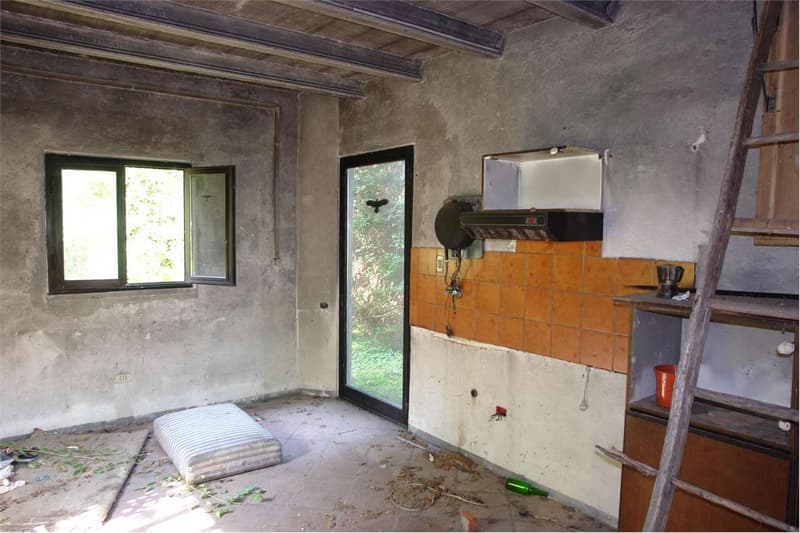 Casa di campagna da ricostruire in posizione isolata con ampio terreno (8)