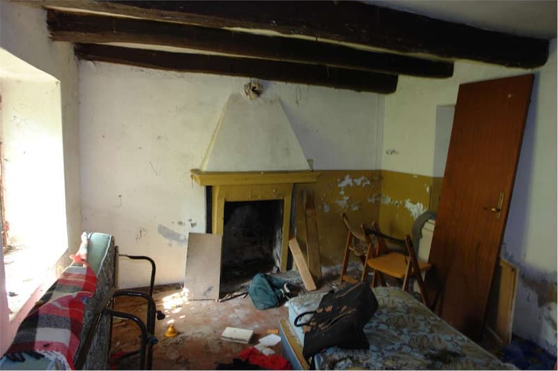 Casa di campagna da ricostruire in posizione isolata con ampio terreno (10)