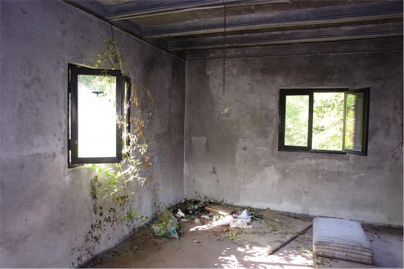 Casa di campagna da ricostruire in posizione isolata con ampio terreno (9)
