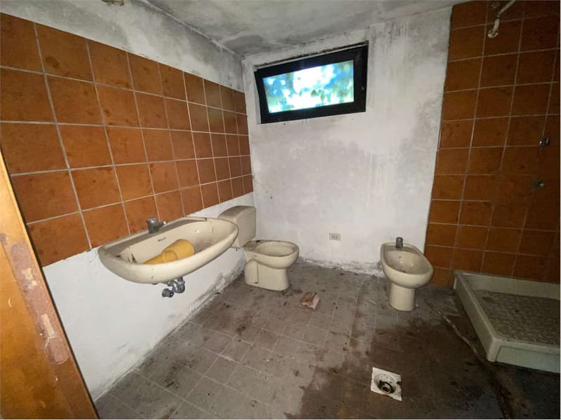 Casa di campagna da ricostruire in posizione isolata con ampio terreno (11)