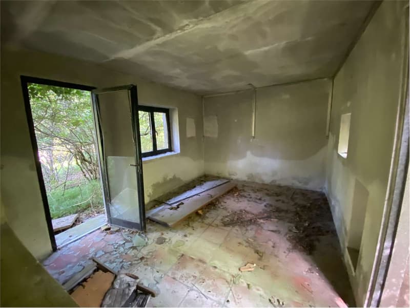Casa di campagna da ricostruire in posizione isolata con ampio terreno (7)