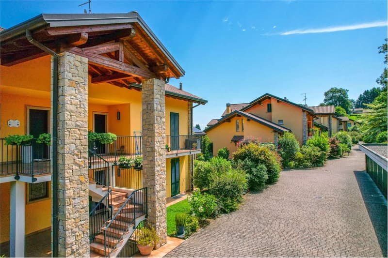 Appartamento su due piani in residence moderno, con vista sul Lago Mag (2)