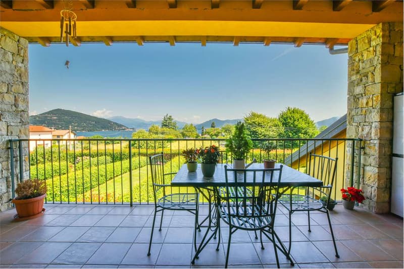 Appartamento su due piani in residence moderno, con vista sul Lago Mag (4)