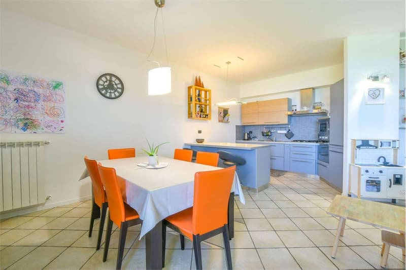 Appartamento su due piani in residence moderno, con vista sul Lago Mag (8)