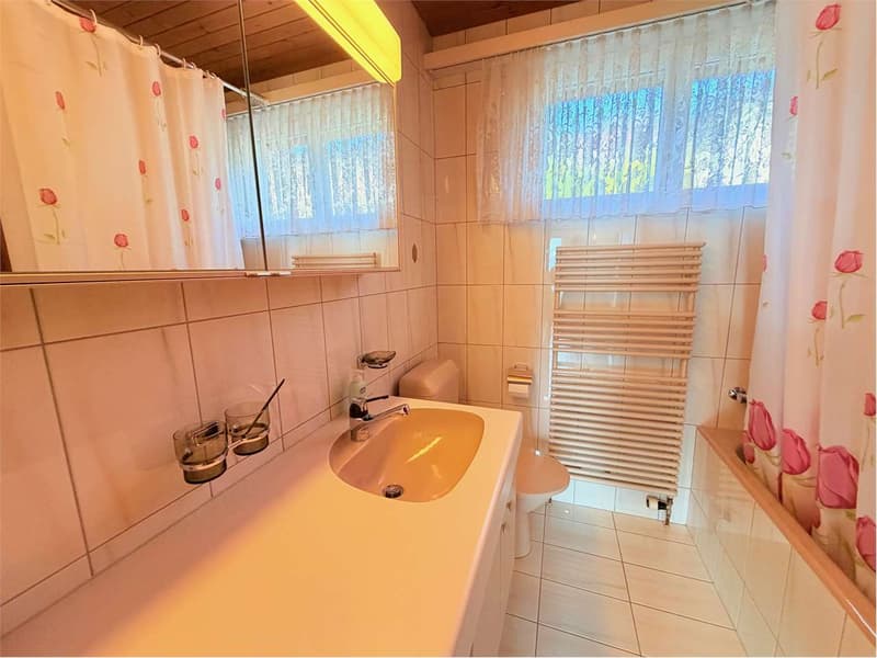 Casa unifamiliare molto curata in una posizione tranquilla e soleggiat (10)
